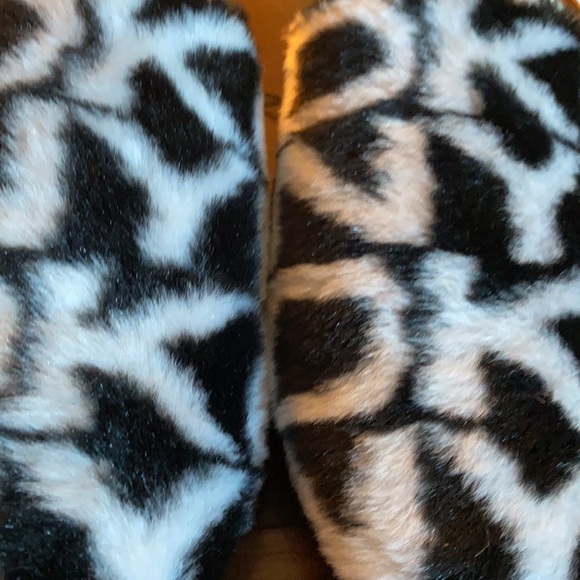 DKNY slippers.New without tag.size 7 - Picture 5 of 5